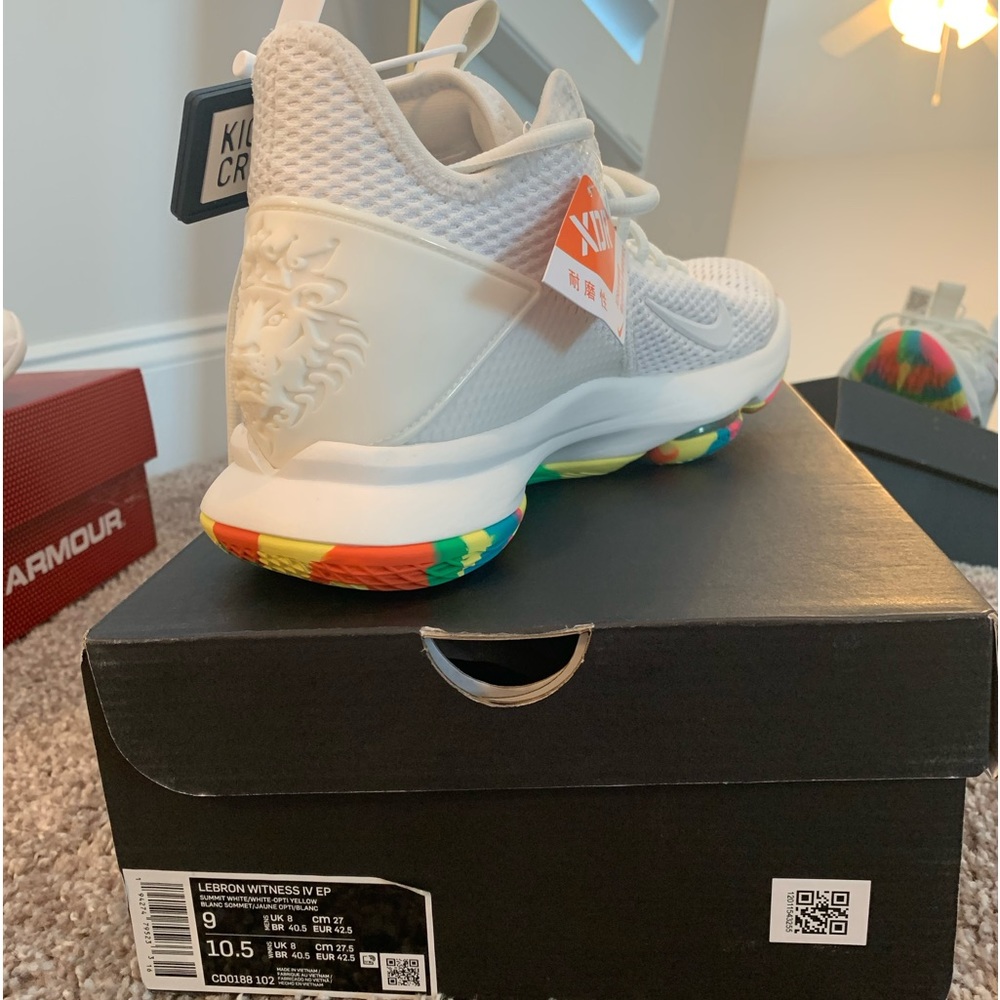 Lebron Witness IV EP basketball/volleyball shoe
